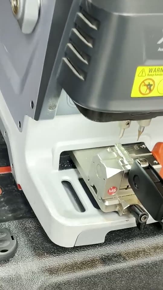 Découpe et reproduction d'une clé de voiture sur une machine de taille automatique de précision, toutes marques.